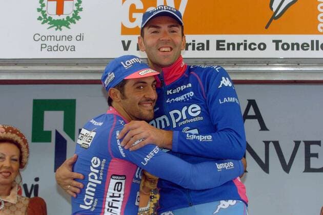 Sieger Eddy Mazzoleni (re.) jubelt während der Siegerehrung mit Salvatore Commesso (beide Italien beide Lampre) -  Radsport Herren Giro del Veneto 2005, Straßenradsport, Straße, Rad, Vdig Gruppe Freude, Kameradschaft