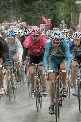Jan Ullrich (Deutschland T Mobile, Mitte) kämpft sich im Hauptfeld durch den Regen Radsport Herren Deutschland Tour 2005, Deutschlandtour, ProTour, Straßenradsport, Straße, Rad, Rundfahrt, Vdig Gruppe 6. Etappe: Friedrichshafen - Singen