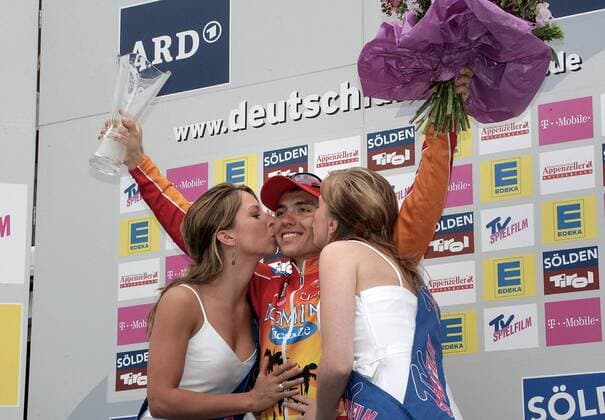 Etappensieger Maxim Iglinskiy (Kasachstan Domina Vacanze) jubelt während der Siegerehrung und bekommt von zwei Hostessen einen Siegerkuss Radsport Herren Deutschland Tour 2005, Deutschlandtour, ProTour, Straßenradsport, Straße, Rad, Rundfahrt, Vdig Gruppe 6. Etappe: Friedrichshafen - Singen Freude,
