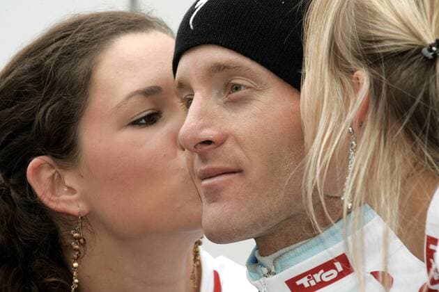 Levi Leipheimer (USA Gerolsteiner) bekommt während der Siegerehrung einen Kuss von zwei Hostessen Radsport Herren Deutschland Tour 2005, Deutschlandtour, ProTour, Straßenradsport, Straße, Rad, Rundfahrt, Vdig Gruppe 6. Etappe: Friedrichshafen - Singen