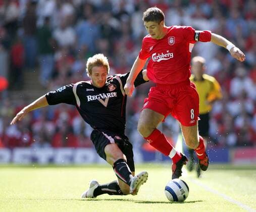 Liam Lawrence (Sunderland, li.) gegen Steven Gerrard (Liverpool) -  Fußball Herren English Premier League 2005 2006, 1. Englische Liga, FC Liverpool - Sunderland AFC 1:0, Vdig Gruppe Liverpool Dynamik,