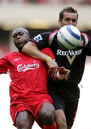 Djibril Cisse (Liverpool, li.) gegen Alan Stubbs (Sunderland) -  Fußball Herren English Premier League 2005 2006, 1. Englische Liga, FC Liverpool - Sunderland AFC 1:0, Vdig Gruppe Liverpool Dynamik, Kampf,
