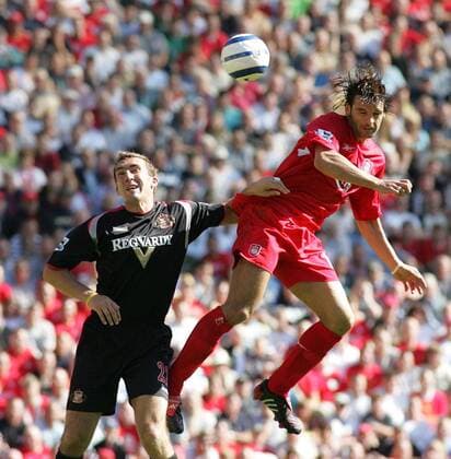 Alan Stubbs (Sunderland, li.) gegen Fernando Morientes (Liverpool) -  Fußball Herren English Premier League 2005 2006, 1. Englische Liga, FC Liverpool - Sunderland AFC 1:0, Vdig Gruppe Liverpool Dynamik,