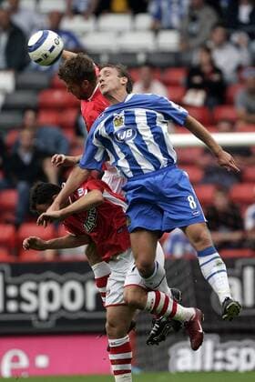 Andreas Johansson (Wigan, re.) gegen Hermann Hreidarsson (Mitte) und Radostin Kishishev (beide Charlton) -  Fußball Herren English Premier League 2005 2006, 1. Englische Liga, Charlton Athletic - Wigan Athletic 1:0 Gruppe London Dynamik,