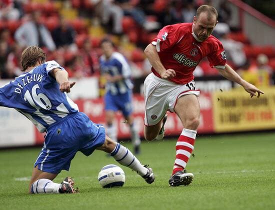 Danny Murphy (Charlton, re.) gegen Arjan de Zeeuw (Wigan) -  Fußball Herren English Premier League 2005 2006, 1. Englische Liga, Charlton Athletic - Wigan Athletic 1:0 Gruppe London Dynamik,
