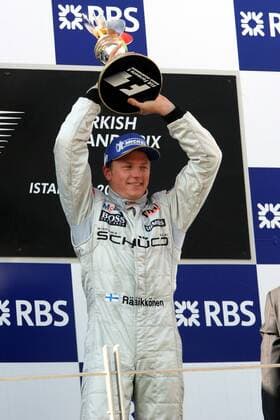 Siegerehrung nach dem GP der Türkei 2005: Sieger Kimi Räikkönen (Finnland McLaren Mercedes) präsentiert seinen Pokal Motorsport Grand Prix Herren Großer Preis der Türkei 2005, Formel 1 Weltmeisterschaft, F1, F, GP, WM Einzelbild Istanbul Freude,