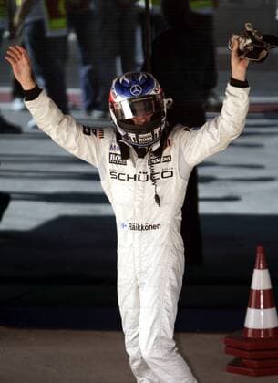 Sieger Kimi Räikkönen (Finnland McLaren Mercedes) winkt den Zuschauern Motorsport Grand Prix Herren Großer Preis der Türkei 2005, Formel 1 Weltmeisterschaft, F1, F, GP, WM Einzelbild Istanbul Freude,