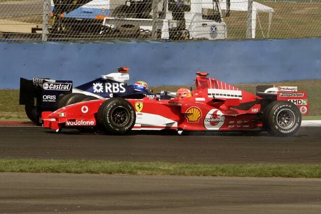 Der Rennwagen von Michael Schumacher (Deutschland Ferrari, vorn) hat sich beim Zusammenstoß mit Mark Webber (Australien BMW Williams) entgegen der Fahrtrichtung gedreht Motorsport Grand Prix Herren Großer Preis der Türkei 2005, Formel 1 Weltmeisterschaft, F1, F, GP, WM Gruppe Istanbul
