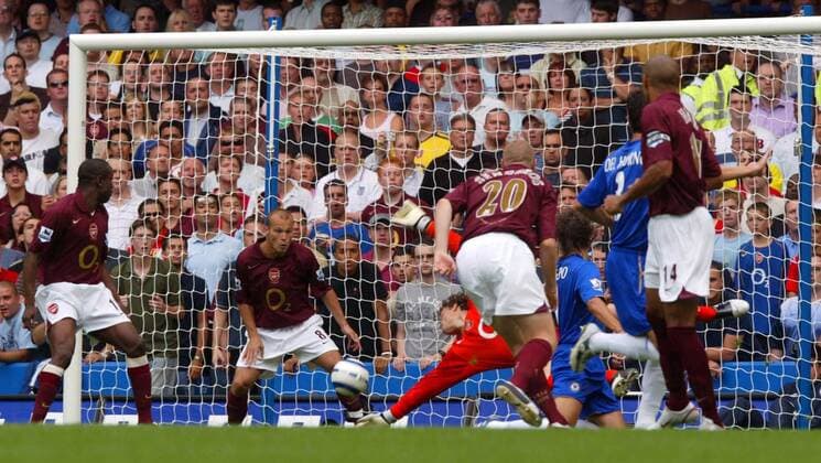 Fredrik Ljungberg (2.v.li.) und Torwart Jens Lehmann (beide Arsenal) retten auf der Torlinie -  Fußball Herren English Premier League 2005 2006, 1. Englische Liga, Chelsea FC London - Arsenal FC London 1:0, Gruppe London Abwehr,