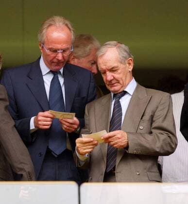 Nationaltrainer Sven Göran Eriksson (li.) und Co Trainer Tord Grip (beide England) suchen ihre Plätze -  Fußball Herren Nationalmannschaft 2005, Nationalteam Gruppe London