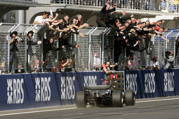 Sieger Kimi Räikkönen (Finnland McLaren Mercedes) wird am Ziel von den jubelnden Mechanikern seinen Teams begrüßt Motorsport Grand Prix Herren Großer Preis der Türkei 2005, Formel 1 Weltmeisterschaft, F1, F, GP, WM Totale Istanbul Freude,