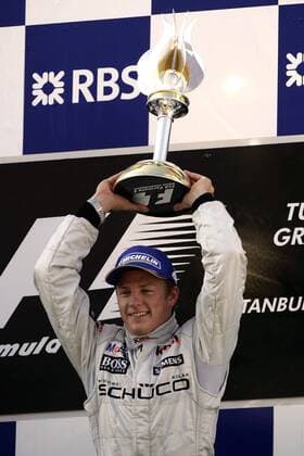 Siegerehrung nach dem GP der Türkei 2005: Sieger Kimi Räikkönen (Finnland McLaren Mercedes) präsentiert stolz seinen Pokal Motorsport Grand Prix Herren Großer Preis der Türkei 2005, Formel 1 Weltmeisterschaft, F1, F, GP, WM Einzelbild Istanbul Freude,