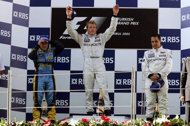 Siegerehrung nach dem GP der Türkei 2005, v. re.: Juan Pablo Montoya (Kolumbien), Kimi Räikkönen (Finnland beide McLaren Mercedes) und Fernando Alonso (Spanien Renault) Motorsport Grand Prix Herren Großer Preis der Türkei 2005, Formel 1 Weltmeisterschaft, F1, F, GP, WM Gruppe Istanbul Freude,