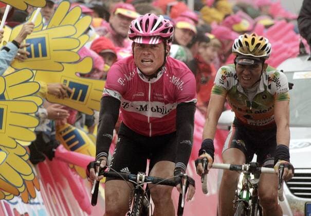 Jan Ullrich (Deutschland T Mobile, li.) erschöpft im Ziel Radsport Herren Deutschland Tour 2005, Deutschlandtour, ProTour, Straßenradsport, Straße, Rad, Rundfahrt Gruppe 7. Etappe: Singen - Feldberg Erschöpfung,