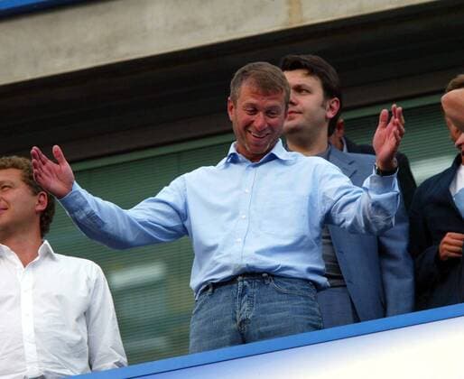 Teameigner Roman Abramovich (Chelsea) grüßt gönnerhaft die Anhänger -  Fußball Herren English Premier League 2005 2006, 1. Englische Liga, Chelsea FC London Einzelbild London