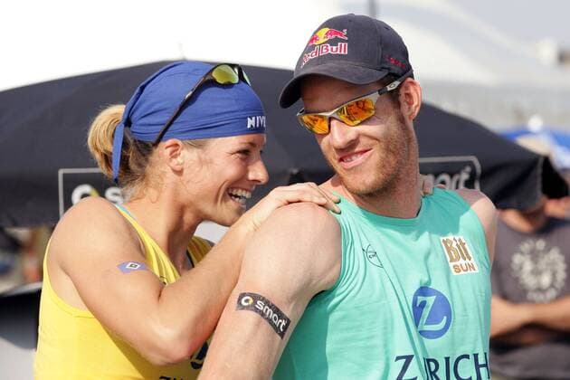 Okka Rau scherzt gut gelaunt mit ihrem Freund Christoph Dieckmann (beide Deutschland) Beachvolleyball Zürich Masters 2005, Zurich, Zuerich, Beach Gruppe Fehmarn Freude