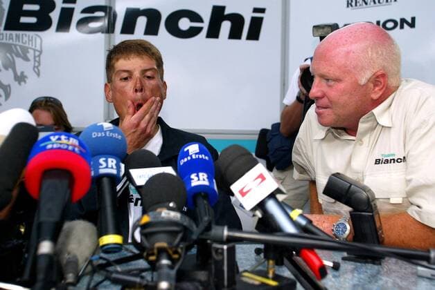 Jan Ullrich (Deutschland, li.) und sein Sportlicher Leiter Rudy Pevenage (Belgien beide Bianchi) stellen sich am Ruhetag den Medien-  Radsport Herren Tour de France 2003, Straßenradsport, Straße, Rad, Vdig Gruppe Pau Nachdenklichkeit,