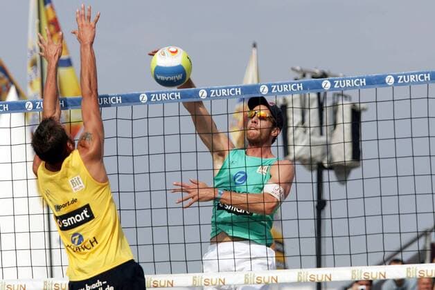 Christoph Dieckmann (re.) - Schmetterball gegen den Block von Eric Koreng (beide Deutschland) Beachvolleyball Herren Zürich Masters 2005, Zurich, Zuerich, Beach Gruppe Fehmarn Dynamik,