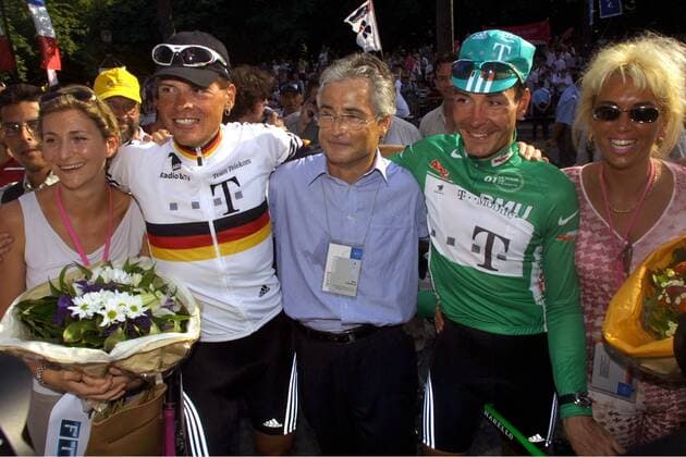 Jan Ullrich (2.v.li.) mit Freundin Gabi Weiss und Erik Zabel (beide Deutschland Team Deutsche Telekom, 2.v.re.) mit Ehefrau Cordula posieren mit Dr. Ron Sommer, Vorsitzender Deutsche Telekom AG -  Radsport Herren Tour de France 2001, Straßenradsport, Straße, Rad, Vdig Gruppe Paris