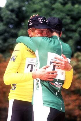 Siegerehrung Tour de France 1997: Gesamtsieger Jan Ullrich (li.) und der beste Sprinter Erik Zabel (beide Deutschland Team Telekom) in enger Umarmung -  Radsport Herren Tour de France 1997, Straßenradsport, Straße, Rad, Vdig Gruppe 21 Etappe: Euro Disney - Harmonie, Freude,