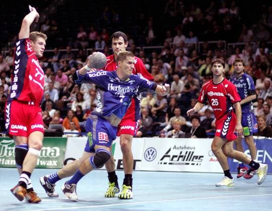 Sebastian Preiß (Lemgo, Mitte) setzt sich gegen Michael Knudsen (li.) und Marcin Lijewski (beide Flensburg) durch Handball 1. BL Herren DEVIL Bundesligacup 2005, Bundesliga Cup, Finale, Endspiel, TBV Lemgo - SG Flensburg Handewitt 29:31 Gruppe Braunschweig Dynamik,