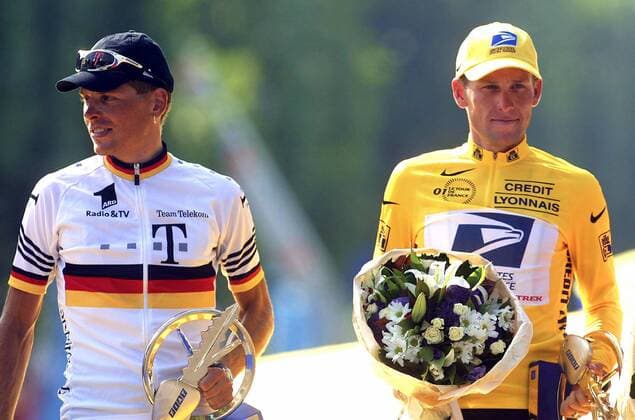 Siegerehrung Tour de France 2001 Gesamtwertung: Lance Armstrong (USA US Postal Service, re.) gewinnt vor Jan Ullrich (Deutschland Team Telekom) -  Radsport Herren Tour de France 2001, Straßenradsport, Straße, Rad, Vdig Gruppe Paris