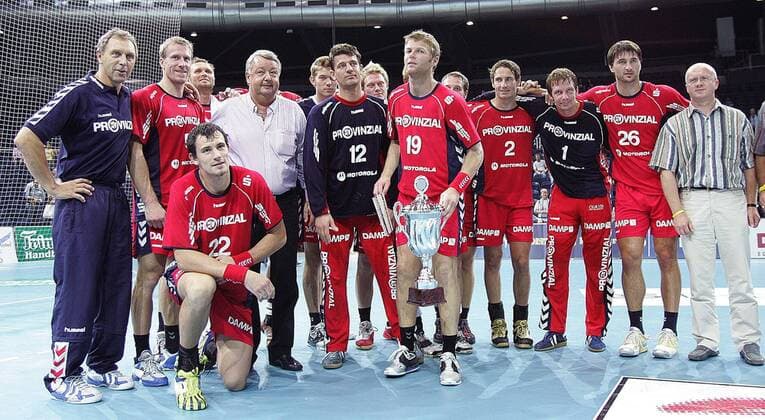 Die Spieler der SG Flensburg Handewitt mit dem Siegerpokal des DEVIL Bundesligacups 2005 Handball 1. BL Herren DEVIL Bundesligacup 2005, Bundesliga Cup, Finale, Endspiel, SG Flensburg Handewitt Totale Braunschweig