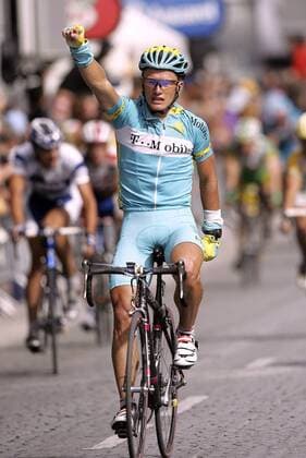 Alexander Winokurow (Kasachstan T Mobile) gewinnt die 21. und letzte Etappe der Tour de France 2005 -  Radsport Herren Tour de France 2005, ProTour, Straßenradsport, Straße, Rad Einzelbild 21. Etappe: Corbeil Essonnes - Paris Freude,
