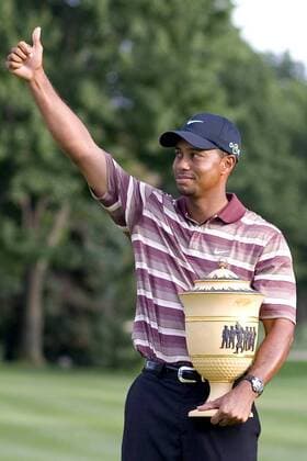 Eldrick Tiger Woods (USA) - Der Sieger der WGC NEC Invitational 2005 jubelt mit seiner Trophäe - (Icon4390954) Golf Herren WGC NEC Invitational 2005, PGA Tour, Golfen Einzelbild Akron Ohio Freude, EDITORIAL USE ONLY
