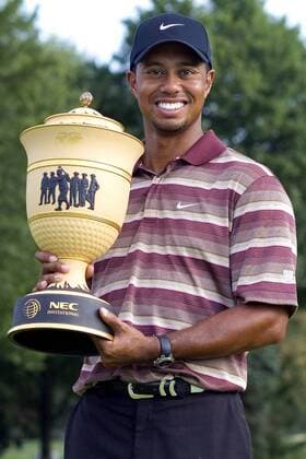 Eldrick Tiger Woods (USA) - Der Sieger der WGC NEC Invitational 2005 präsentiert seine Trophäe - (Icon4390957) Golf Herren WGC NEC Invitational 2005, PGA Tour, Golfen Einzelbild Akron Ohio Freude, EDITORIAL USE ONLY