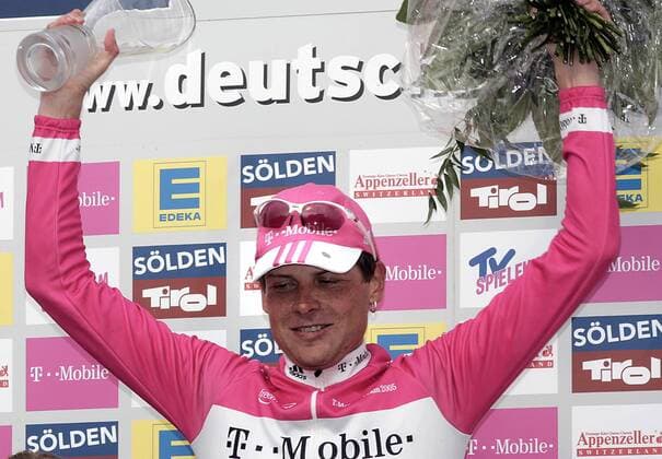 Jan Ullrich (Deutschland T Mobile) - Der Gewinner im Einzelzeitfahren der Deutschlandtour 2005 jubelt auf dem Podium Radsport Herren Deutschland Tour 2005, Deutschlandtour, ProTour, Straßenradsport, Straße, Rad, Rundfahrt Einzelbild 8. Etappe: Ludwigshafen - Weinheim Freude,