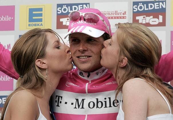 Jan Ullrich (Deutschland T Mobile) - Der Gewinner im Einzelzeitfahren der Deutschlandtour 2005 genießt die Siegerküsse der hübschen Hostessen Radsport Herren Deutschland Tour 2005, Deutschlandtour, ProTour, Straßenradsport, Straße, Rad, Rundfahrt Gruppe 8. Etappe: Ludwigshafen - Weinheim Freude,