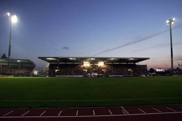 Fußball, Stadiongeschichte Eintracht Braunschweig Stromausfall - Das Stadion an der Hamburger Straße in Braunschweig lag zweimal im Dunklen Fußball Herren DFB Pokal 2005 2006, Pokalspiel, BVB, Eintracht Braunschweig - Borussia Dortmund 2:1, Tribüne Totale Stadion an der Hamburger Straße Braunschweig