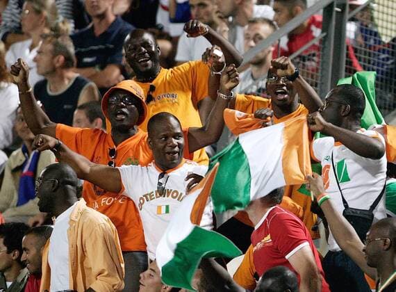 Fans der Elfenbeinküste sorgen mit ihren Nationalflaggen für Stimmung auf der Tribüne Fußball Länderspiel Herren Länderspiel 2005, Freundschaftsspiel, Testspiel, Test, Elfenbeinküste Gruppe Montpellier Begeisterung, Freude,