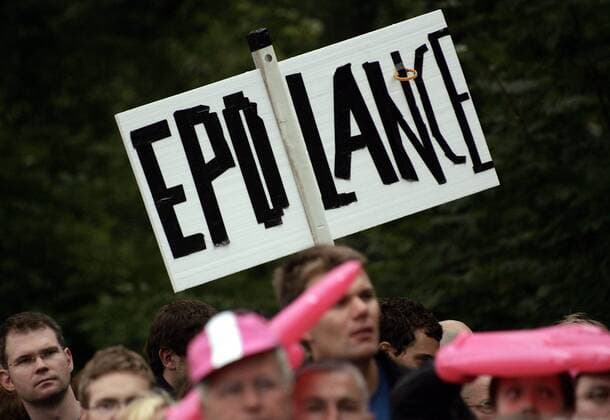 Epo Lance - Anspielungen eines Radsportfans auf die Dopingverdächtigungen gegen Lance Armstrong (USA Discovery Channel) Radsport Herren Deutschland Tour 2005, Deutschlandtour, ProTour, Straßenradsport, Straße, Rad, Rundfahrt Einzelbild 9. Etappe : Bad Kreuznach - Bonn