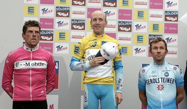 Siegerehrung der Deutschlandtour 2005: Gesamtsieger Levi Leipheimer (USA Gerolsteiner) zwischen Jan Ullrich (Deutschland T Mobile, li.) und Georg Totschnig (Österreich Gerolsteiner) während der Hymne Radsport Herren Deutschland Tour 2005, Deutschlandtour, ProTour, Straßenradsport, Straße, Rad, Rundfahrt Gruppe 9. Etappe : Bad Kreuznach - Bonn