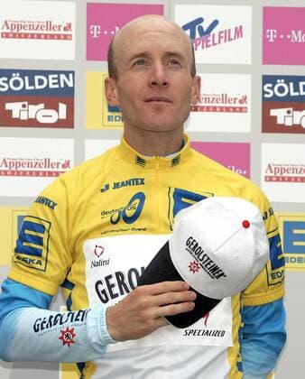Siegerehrung der Deutschlandtour 2005: Gesamtsieger Levi Leipheimer (USA Gerolsteiner) während der Hymne Radsport Herren Deutschland Tour 2005, Deutschlandtour, ProTour, Straßenradsport, Straße, Rad, Rundfahrt Einzelbild 9. Etappe : Bad Kreuznach - Bonn Freude,