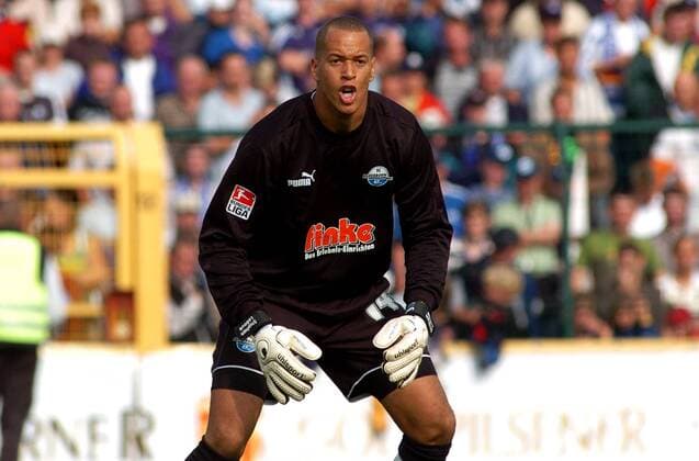 Torwart Stephan Loboue (Paderborn) konzentriert Fußball 2. BL Herren DFB Pokal 2005 2006, Pokalspiel, SC Paderborn 07 Einzelbild Paderborn Konzentration,