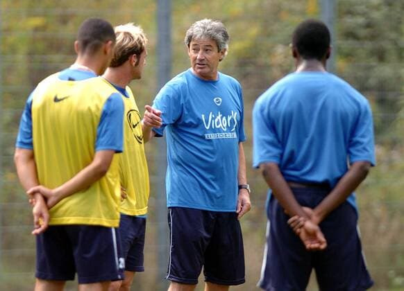 Interimstrainer Fritz Fuchs (Saarbrücken, 2.v.re.) gibt Anweisungen Fußball 2. BL Herren Saison 2005 2006, 1. FC Saarbrücken, Training, Vdig Gruppe Saarbrücken