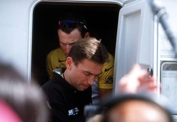 Der Sportliche Leiter Johan Bruyneel (Belgien, re.) und Lance Armstrong (USA beide US Postal Service) kommen von der Dopingkontrolle -  Radsport Herren Tour de France 2002, Rad, Straße, Straßenradsport, Vdia Gruppe Aufnahmedatum geschätzt