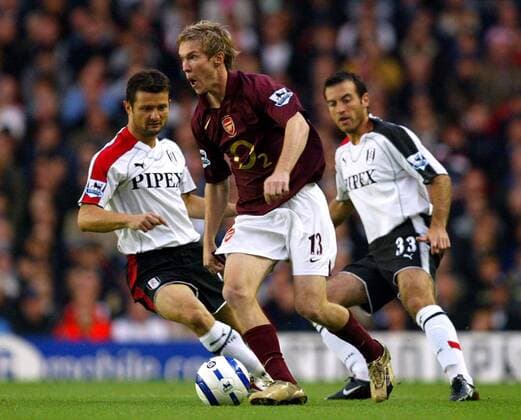 Aliaksandr Hleb (Arsenal, Mitte) gegen Tomasz Radzinski (li.) und Niclas Jensen (beide Fulham) -  Fußball Herren English Premier League 2005 2006, 1. Englische Liga, Arsenal FC London - FC Fulham Gruppe London Dynamik,