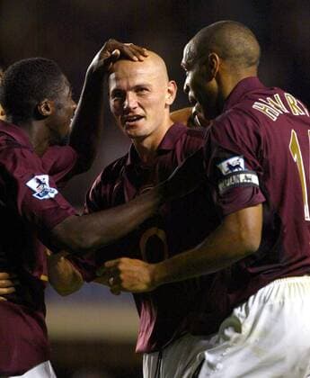Pascal Cygan (Mitte), Thierry Henry (re.) und Kolo Toure (alle Arsenal) - Torjubel -  Fußball Herren English Premier League 2005 2006, 1. Englische Liga, Arsenal FC London Gruppe London Freude,