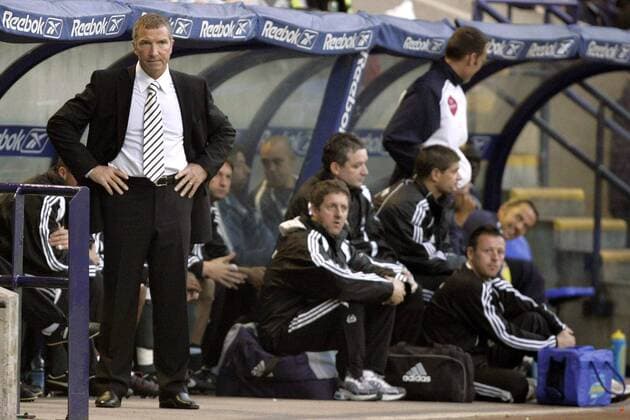 Trainer Graeme Souness (Newcastle) skeptisch - EDITORIAL USE ONLY. No use with unauthorised audio, video, data, fixture lists, club league logos or live services. Online in-match use limited to 120 images, no video emulation. No use in betting, games or single club league player publications. Fußball Herren English Premier League 2005 2006, 1. Englische Liga, Newcastle United Gruppe Bolton Skepsis,