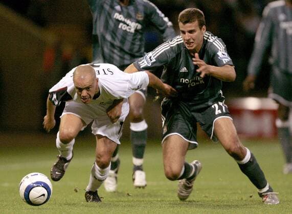 Stylianos Giannakopoulos (Bolton, li.) gegen Steven Taylor (Newcastle) - EDITORIAL USE ONLY. No use with unauthorised audio, video, data, fixture lists, club league logos or live services. Online in-match use limited to 120 images, no video emulation. No use in betting, games or single club league player publications. Fußball Herren English Premier League 2005 2006, 1. Englische Liga, Bolton Wanderers - Newcastle United 2:0 Gruppe Bolton Dynamik, Kampf,