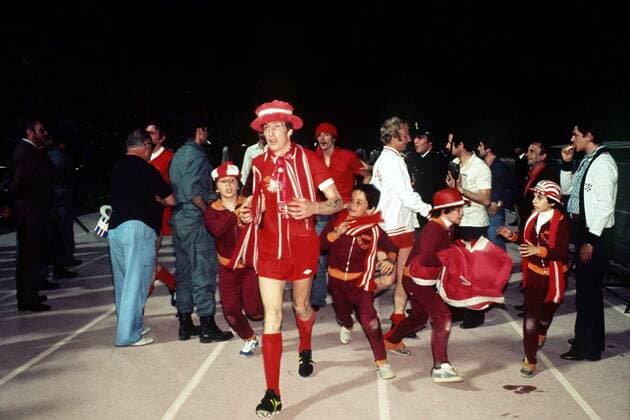 Joey Jones (Liverpool) wird bei der Ehrenrunde von Fußballkindern umringt - Fußball EC 1 Herren Europapokal der Landesmeister 1976 1977, Europacup, Finale, Endspiel, FC Liverpool Totale Abend, abends, Dunkelheit, dunkel Rom, Nacht, nachts Freude,