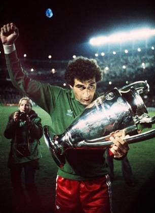 Torwart Peter Shilton (Nottingham) küsst den Coupe des Clubs Champions Europeens -  Fußball EC 1 Herren Europapokal der Landesmeister 1979 1980, Europacup, Nottingham Forest Einzelbild Flutlicht, Gegenlicht, Faust, Fäuste Madrid Glück, Freude,
