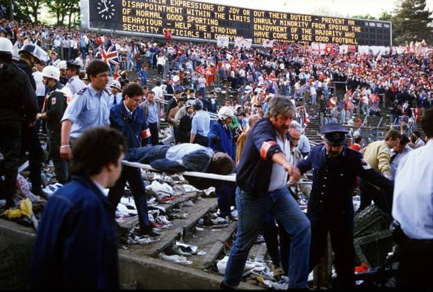 Rettungskräfte der Feuerwehr bergen auf Zaungittern leblose Körper aus dem verwüsteten Fanblock von Juventus Turin, nach den schweren Ausschreitungen kamen insgesamt 39 Menschen zu Tode - Fußball EC 1 Herren Europapokal der Landesmeister 1984 1985, Europacup, Endspiel, Juventus Turin - FC Liverpool 1:0 Totale Heyselstadion, Heysel Stadion, verletzt, Finale Brüssel, Sanitäter, Bergung, tragen