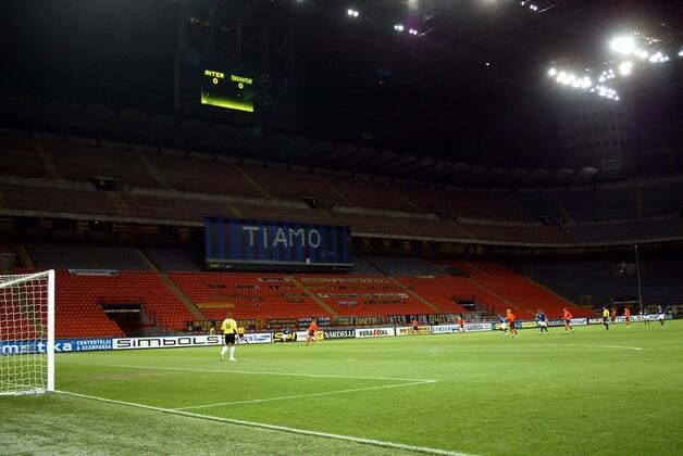Das Spiel Inter Mailand gegen Schachtjor Donetsk findet im Giuseppe Meazza Stadion unter Ausschluss der Öffentlichkeit statt Fußball Herren Champions League Qualifikation 2005 2006, FC Internazionale Mailand - Shakthar Donezk 1:1, Vdig Totale San Siro Mailand Leere,