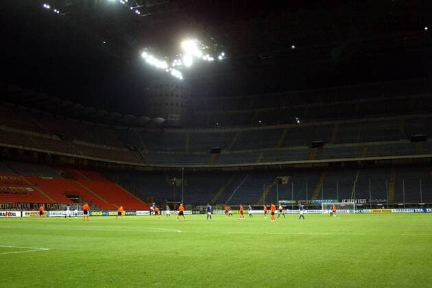 Das Spiel Inter Mailand gegen Schachtjor Donetsk findet im Giuseppe Meazza Stadion unter Ausschluss der Öffentlichkeit statt Fußball Herren Champions League Qualifikation 2005 2006, FC Internazionale Mailand - Shakthar Donezk 1:1, Vdig Totale San Siro Mailand Leere,