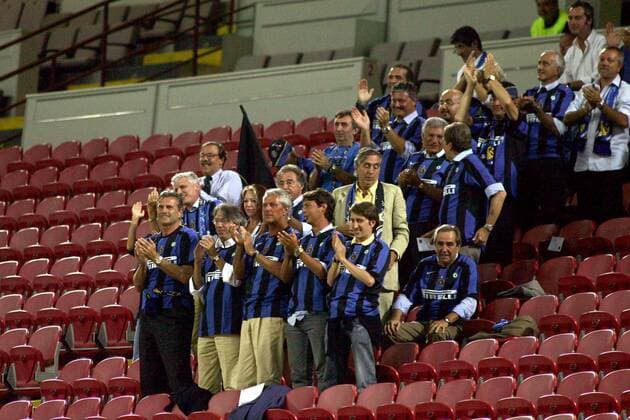 Wegen der Platzsperre feuert nur eine kleine Gruppe Inter Fans ihr Team an, mittendrin Präsident Massimo Moratti (Inter Mailand, vorn 2. v.li.) Fußball Herren Champions League Qualifikation 2005 2006, FC Internazionale Mailand, Vdig Gruppe Mailand